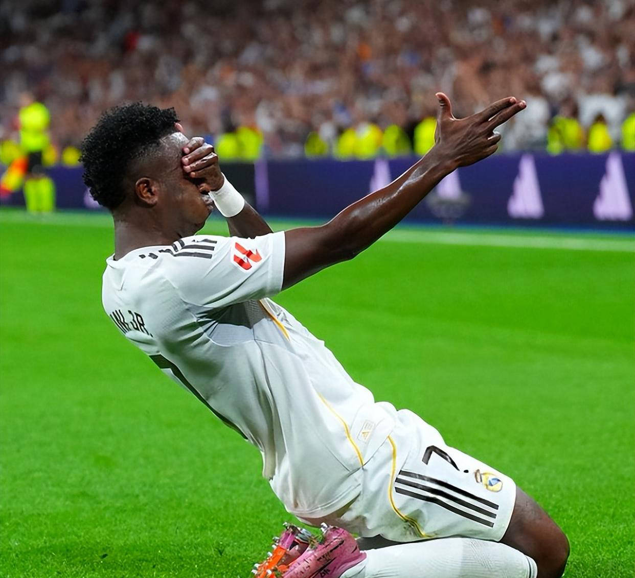 包含布鲁克林篮网发布备战花絮；窗口期伤情更新；西甲任务艰巨；轮换策略成焦点的词条