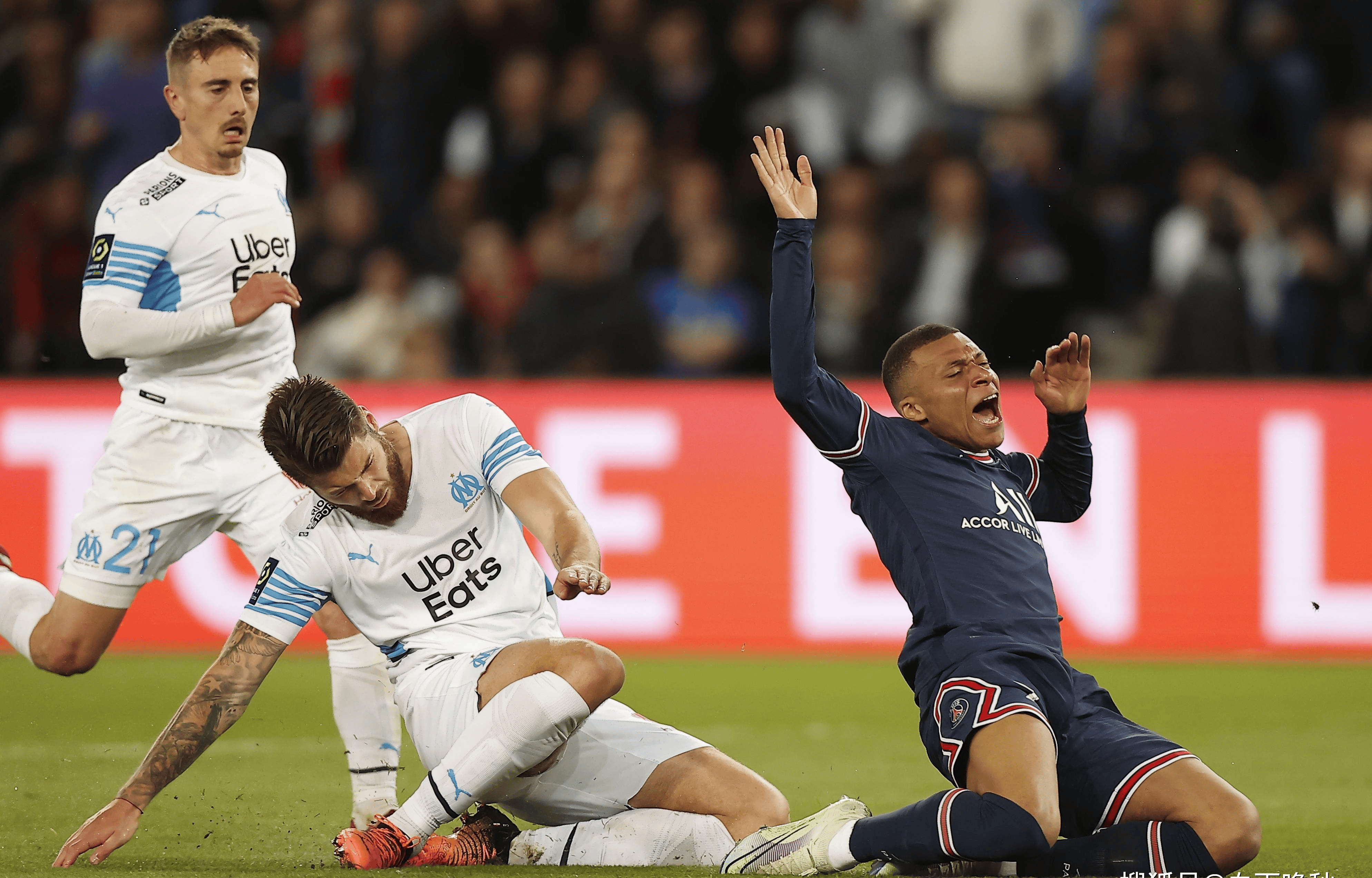 赛前体能课后；巴黎圣日耳曼主帅复盘备战欧超杯；气氛紧张；控场能力受关注的简单介绍